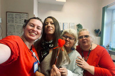 Pracownicy Poradnii Zdrowia Psychicznego ubrani na czerwono.