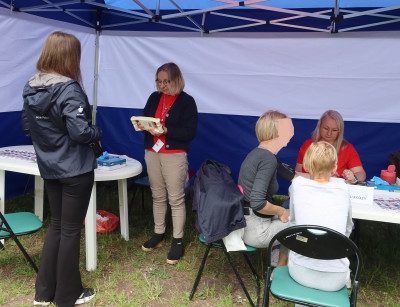 Uczestnicy wydarzenia plenerowego pn. Otwieramy Żoliborz, na stoisku SPZZLO Warszawa-Żoliborz, które odbyło się 13 czerwca 2026 r.