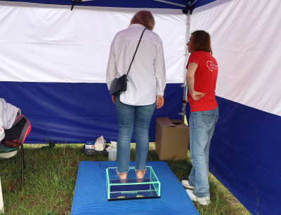 Uczestnicy wydarzenia plenerowego pn. Otwieramy Żoliborz, na stoisku SPZZLO Warszawa-Żoliborz, które odbyło się 13 czerwca 2026 r.