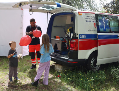 Uczestnicy wydarzenia plenerowego pn. Otwieramy Żoliborz, na stoisku SPZZLO Warszawa-Żoliborz, które odbyło się 13 czerwca 2026 r.